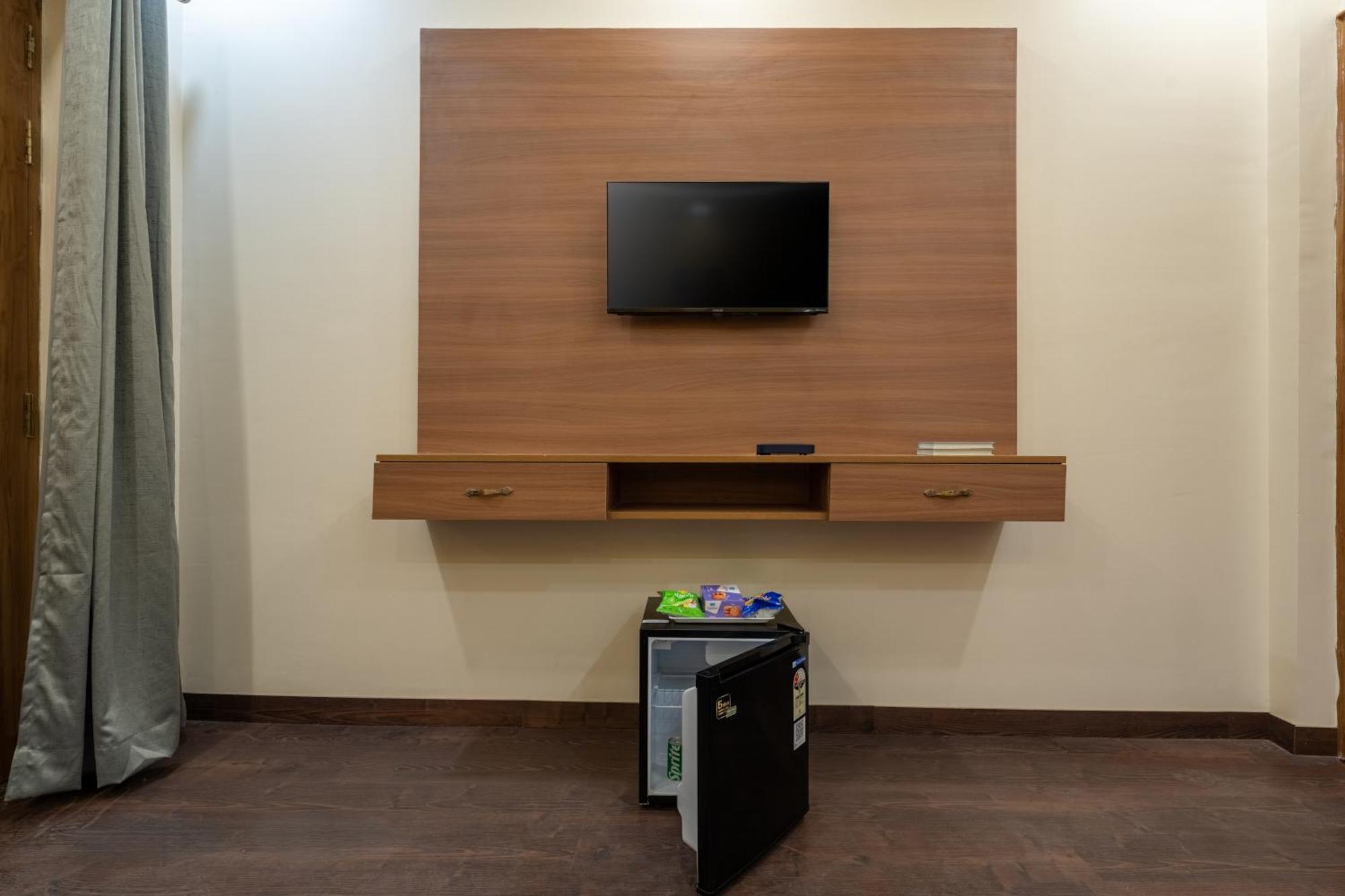 Lime Tree Hotel & One Bhk Serviced Apartment Noida - Sector 50 Metro Exterior photo